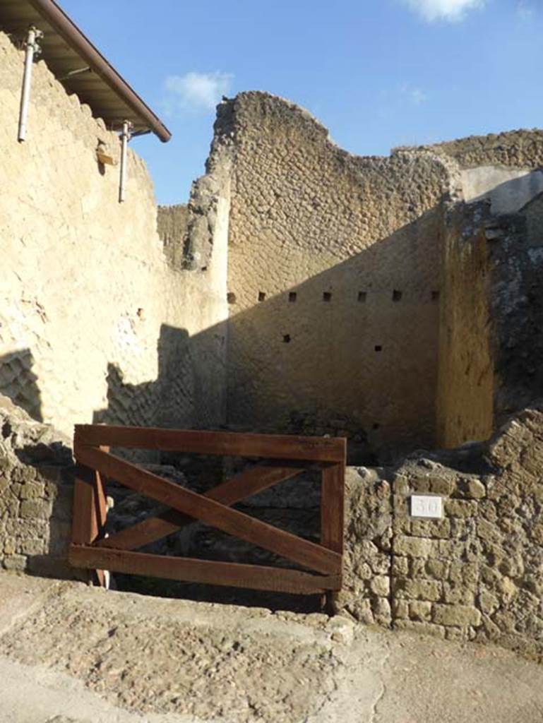 Ins VI, 30, Herculaneum, September 2015. Looking east from Cardo III Superiore towards entrance doorway.